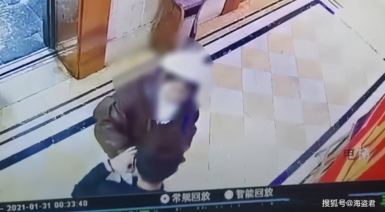 中国男子遭陌生女子扯掉口罩强吻，全程一脸懵逼，吓得举双手不敢乱动（视频/组图） - 2