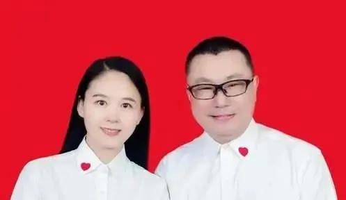 51岁尹相杰晒结婚照，妻子有气质爱唱歌，老搭档于文华帮忙做媒
