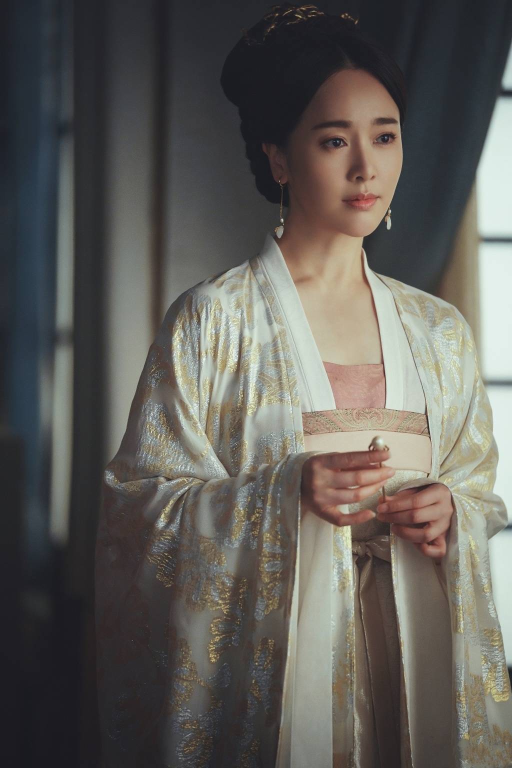 《上阳赋》谢婉茹爱情被迫,剧外左小青无奈离婚,女儿成最大担心_手机