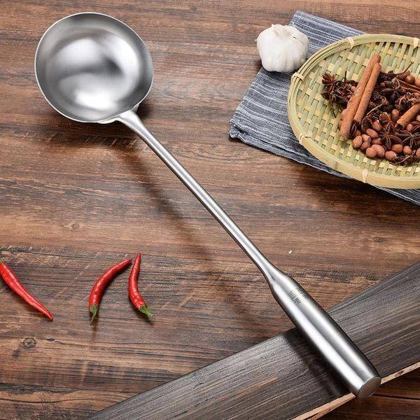 朋友请客吃饭,发现后厨的厨师用锅铲炒菜,我:换家店吃吧_勺子