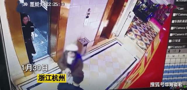 中国男子遭陌生女子扯掉口罩强吻，全程一脸懵逼，吓得举双手不敢乱动（视频/组图） - 1