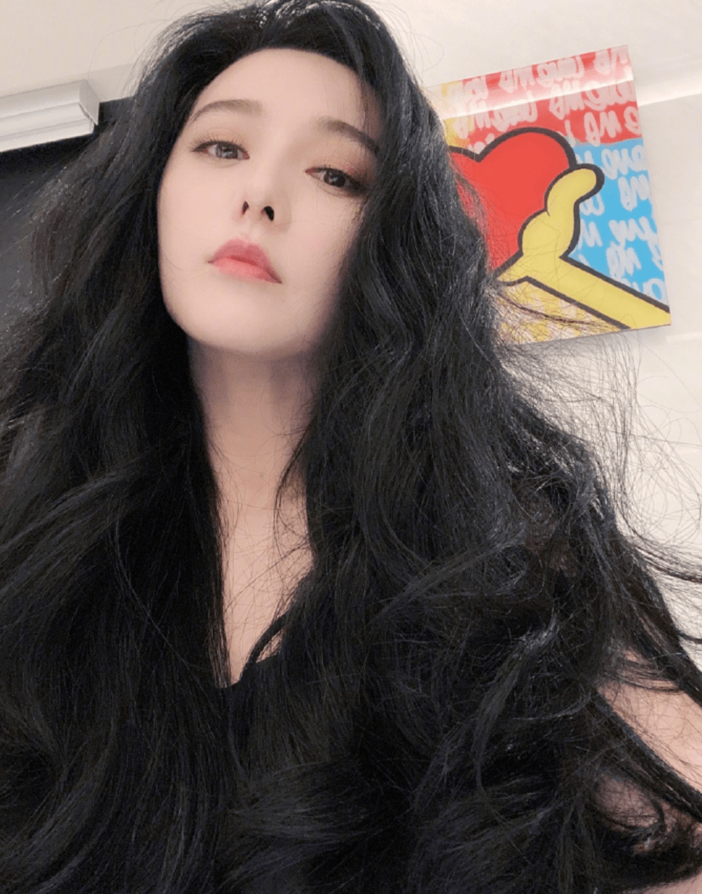 范冰冰深夜自拍臭美 黑发如瀑布发量惹人羡