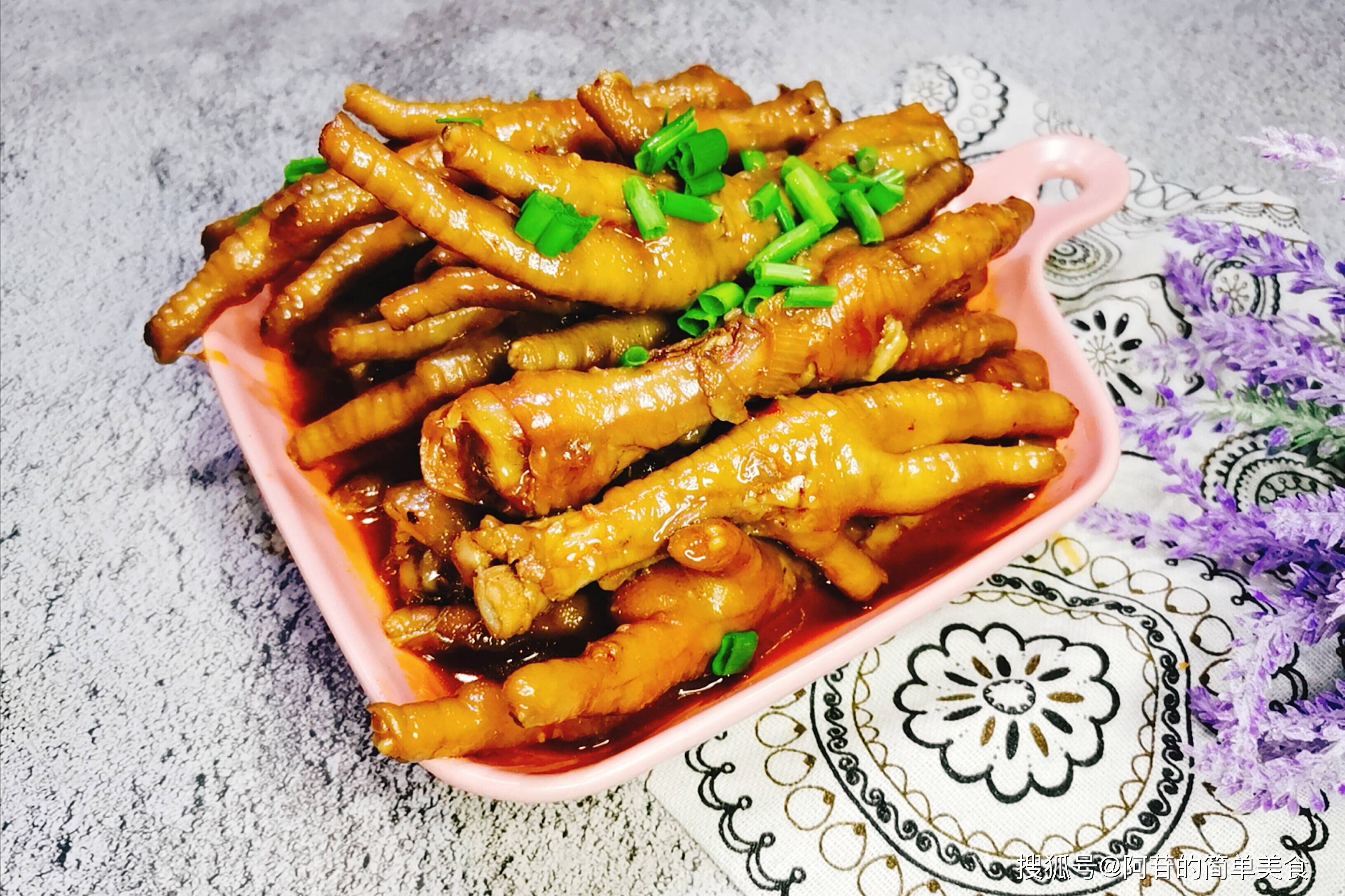 吃来吃去 烧鸡爪还得加啤酒 软糯入味 越吃越香 好好吃哦 美食