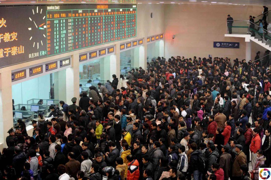 上图为2011年春运时,合肥火车站站台上乘客排队上车时的场面.