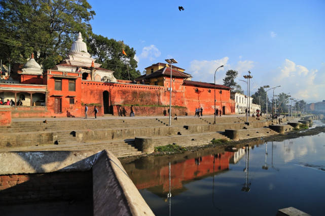 揭秘尼泊尔神秘的“烧尸庙”：一条河隔开两个世界，一边在焚尸，一边在野餐