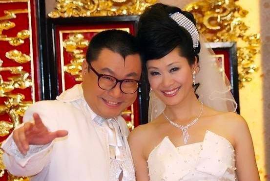 55岁于文华全家照25岁女儿如花似玉二婚丈夫也超级帅气