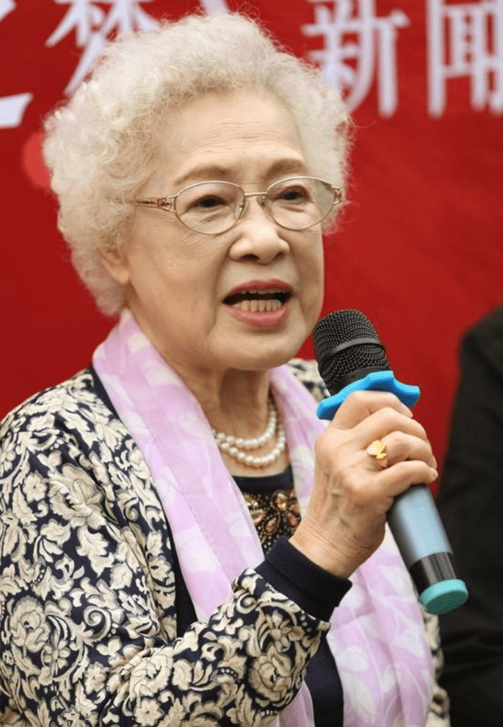 原创秦怡老师病房里过99岁生日穿印花棉袄佩戴丝巾优雅到骨子里