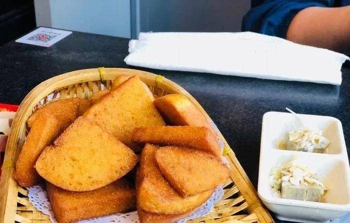 而且这窝头片和馒头片啊,一定要炸成两面金黄酥脆,这样抹上臭豆腐吃才