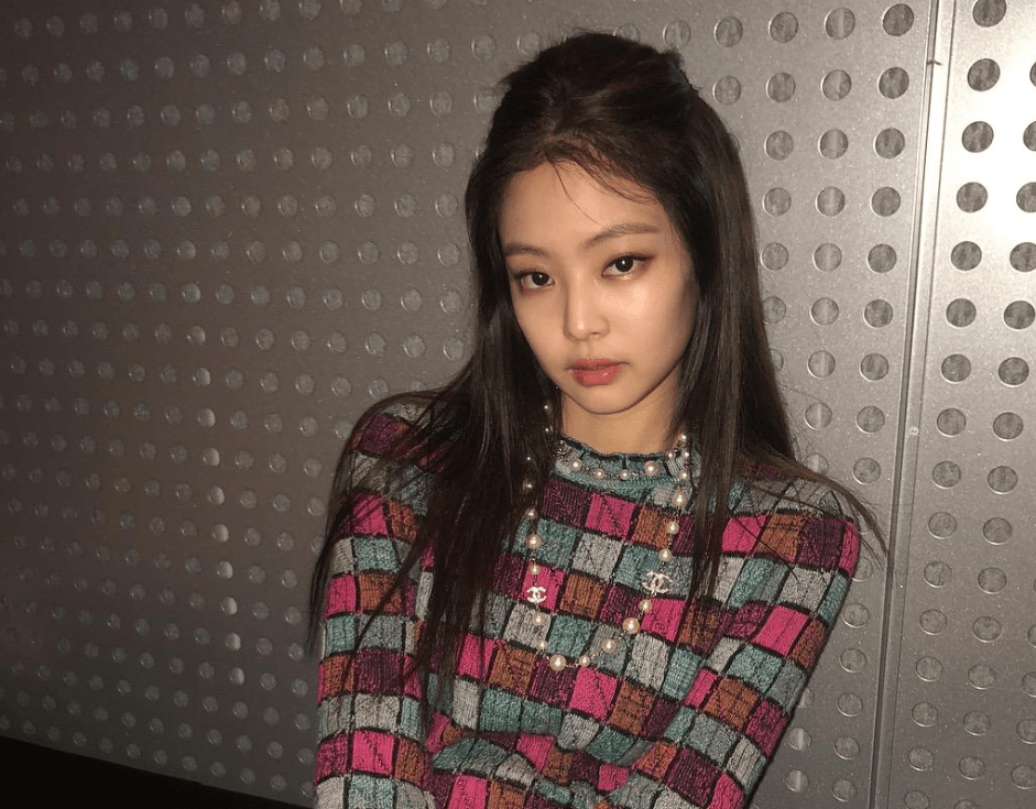 Jennie晒“红孩儿”造型照,与佟湘玉同款妆容,遭网友吐槽“丑”