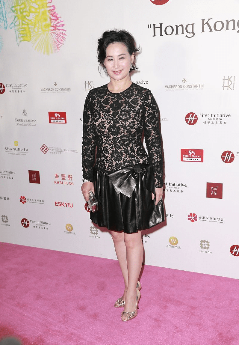 何超琼难得高调背心蕾丝裙秀出高挑身形可惜胳膊外露有点显壮