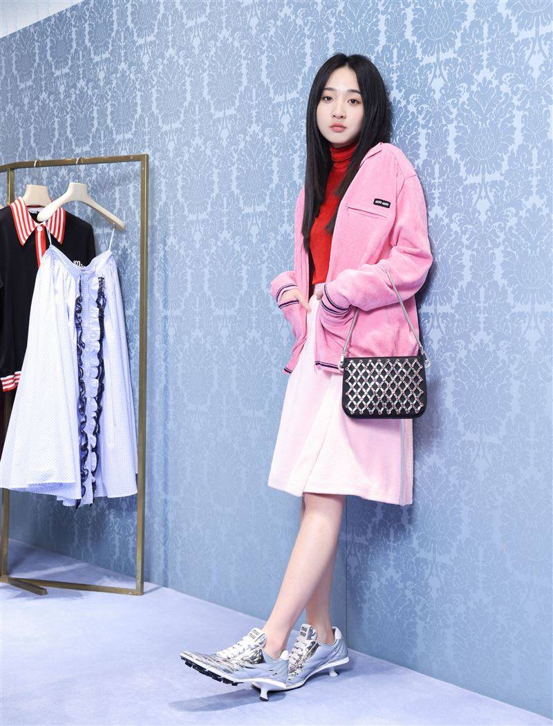 "怪物新人"李沐罕见破尺度现身!短裙狂晒"铅笔腿"!