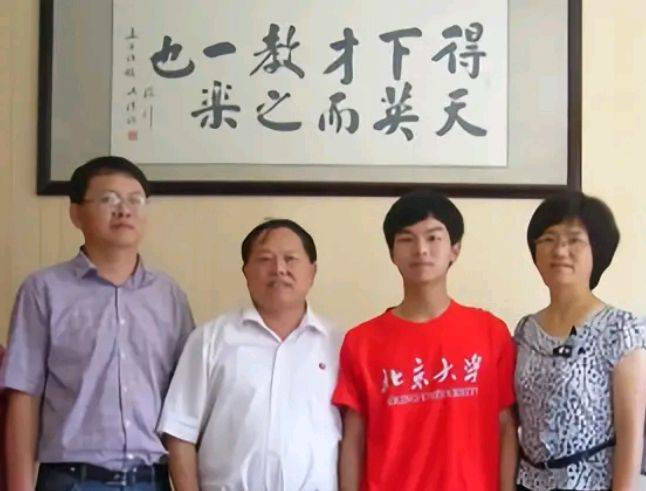 原创江西男孩复读一年，从490分逆袭成高考状元，学霸背后少不了努力