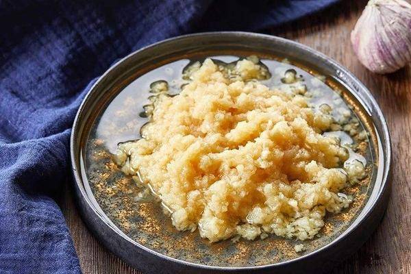 蒜泥别用蒜臼捣教你用个塑料瓶轻轻一晃满满一碗蒜泥就做好