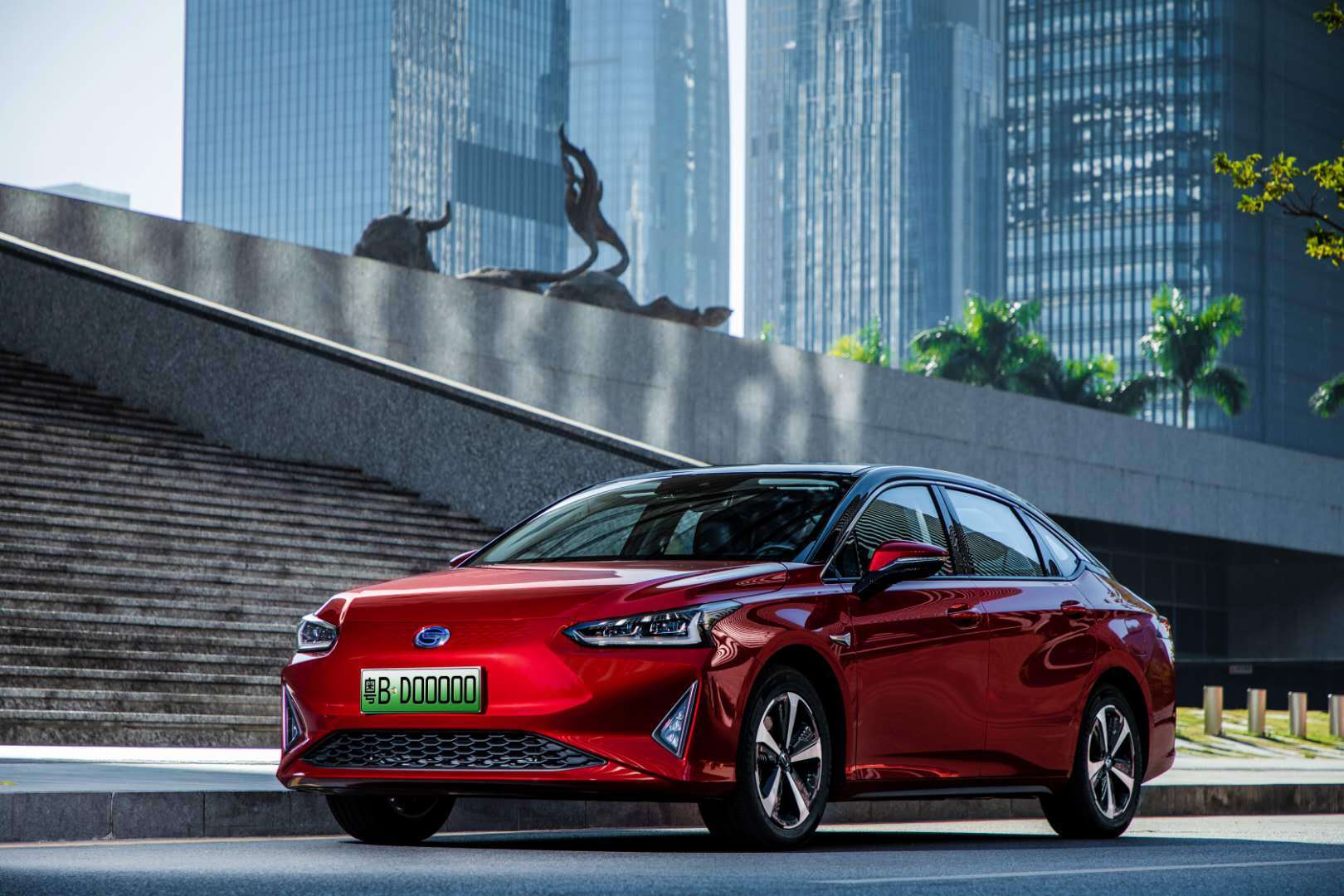 别的不说,从国内市场来看,除了挂着广汽车标的丰田ia5和纯电奕泽之外