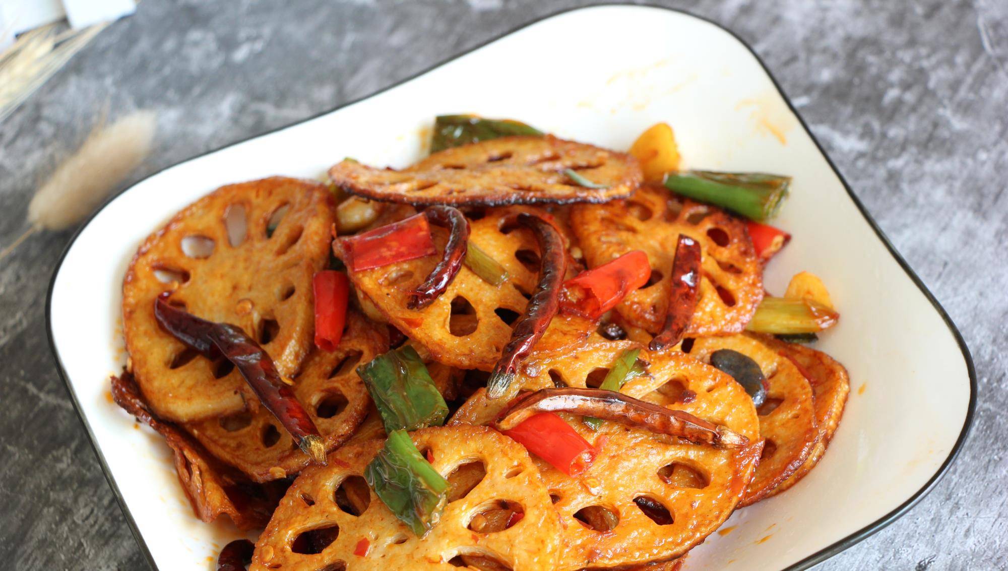 大厨教你做干锅香辣藕片,按照这种做法,比饭店的味道好吃_莲藕