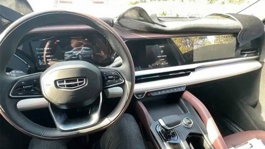 另外,据网络曝光的吉利kx11内饰来看,新车内饰也采用了更豪华,更智能