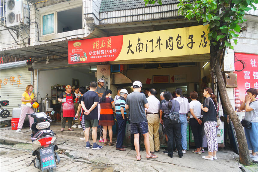 人间烟火气，藏在安庆的牛肉包子里，1.5元一个，每天都要排长队