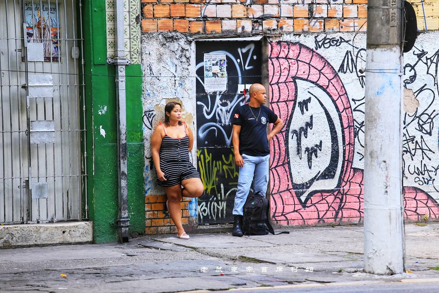 比里约更恐怖却鲜有人知，探访赤道最大城市贫民窟遇“甜蜜绑架”