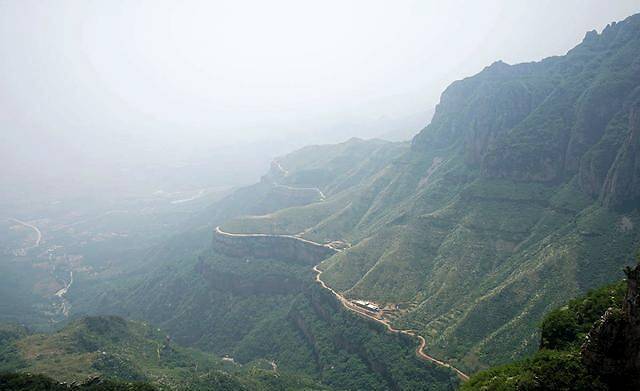 再探頭望著山腳下,壁立千仞處,峽谷縱橫,所屬地域已經是河南林州了.