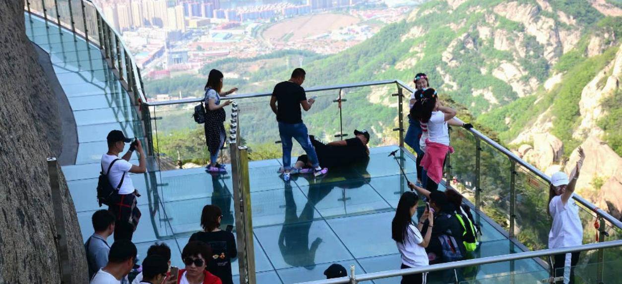 中国最尴尬的景点，美女穿裙子逛玻璃栈道而“出名”，游客：不错
