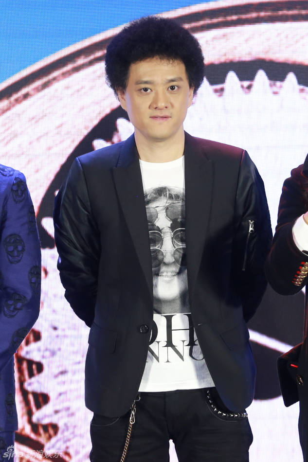 1977年,他出生于辽宁抚顺,当时还不叫赵英俊,他叫赵健.