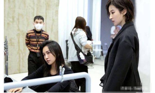 原创刘亦菲晒和陈漫合影为拍杂志剪短发片场生图意外曝光