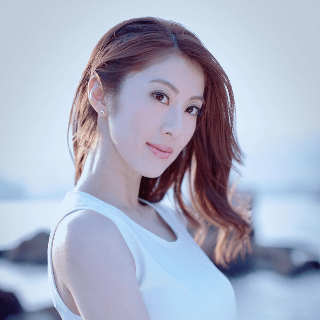 32岁港姐恋情曝光,男方身形肥胖开豪车,曾被曝隐婚影响事业_谢芷伦