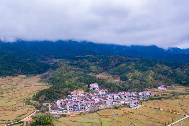 江西资溪有名的是大觉山，但挨着的大觉溪，傍晚的景色就这么仙