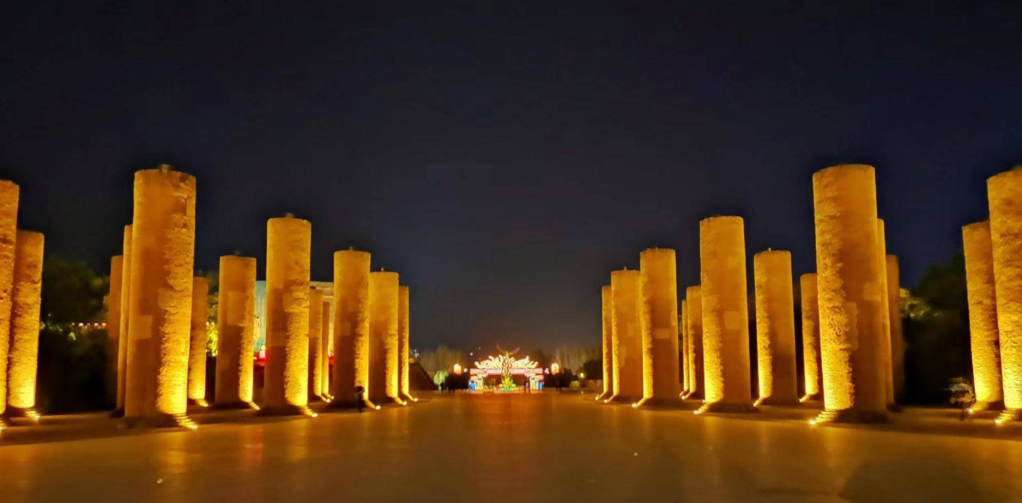 四川有座火把广场，56根火柱象征56个民族，游客以为走进古罗马