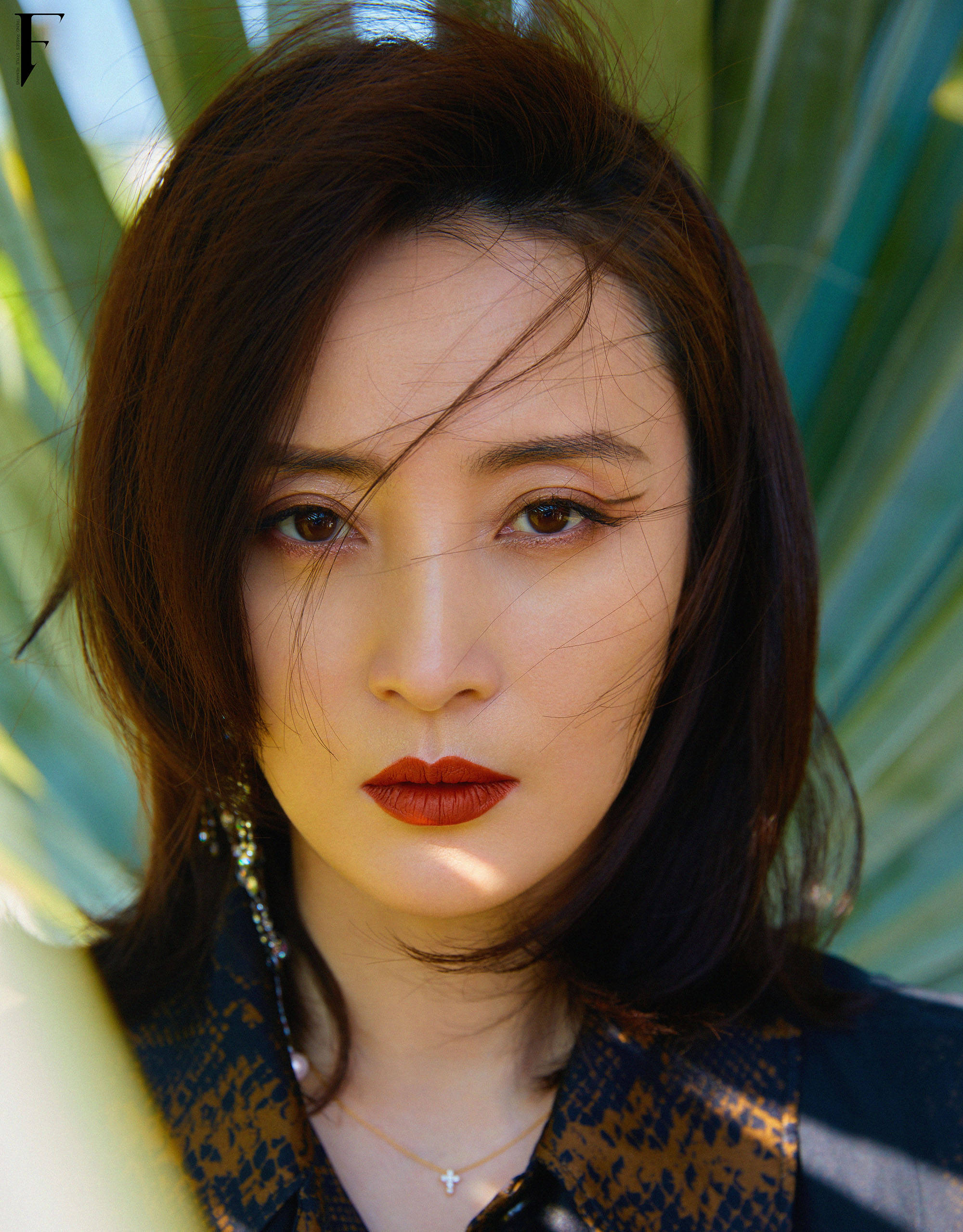 蒋勤勤海边大片释出亦柔亦飒散发女性魅力