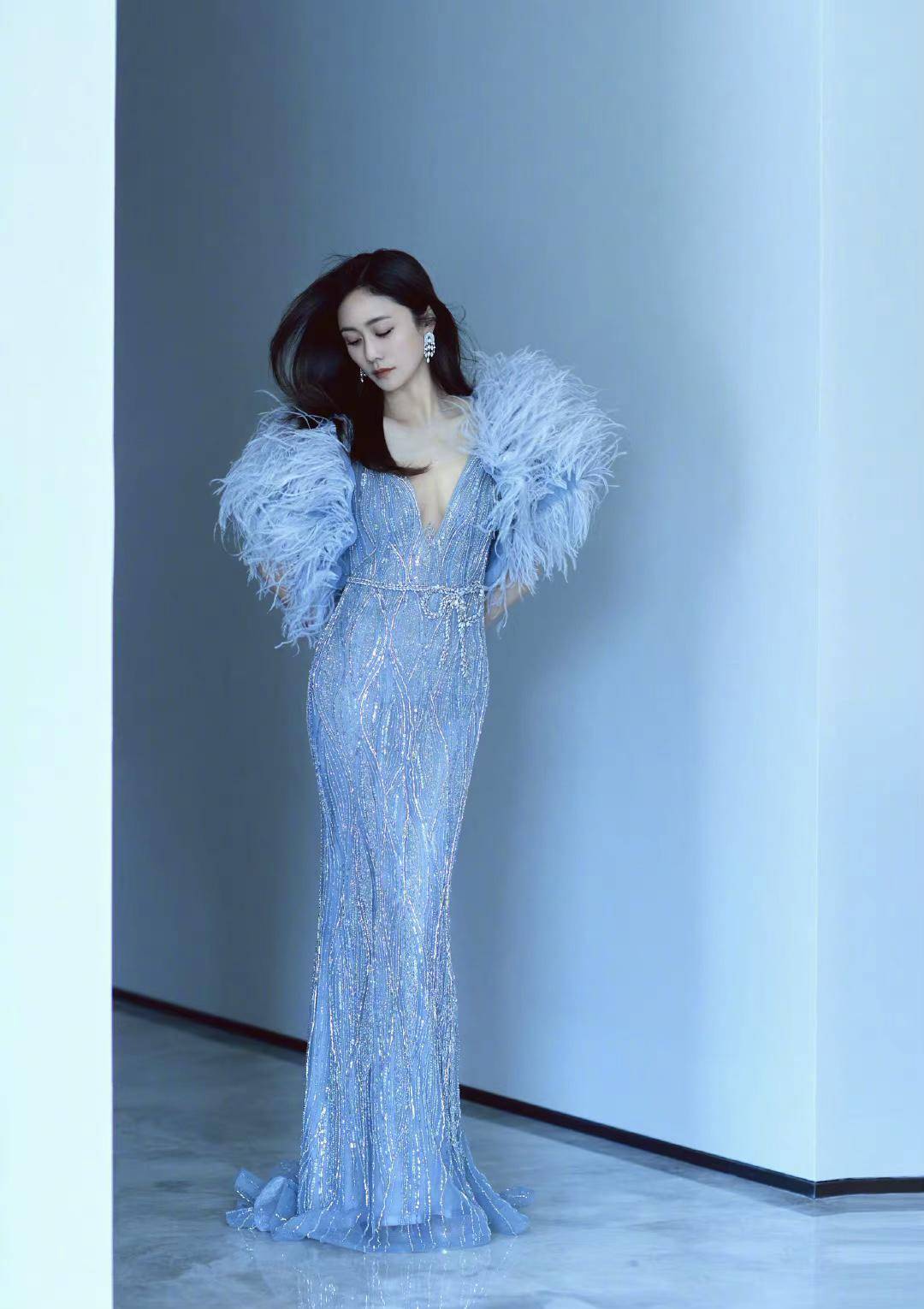 刘芸现身时尚活动一身蓝色闪钻长裙尽显妩媚举手投足优雅迷人