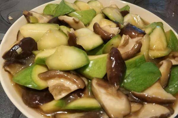 原创营养健康又美味的香菇烧西葫芦简单易学的一道素菜