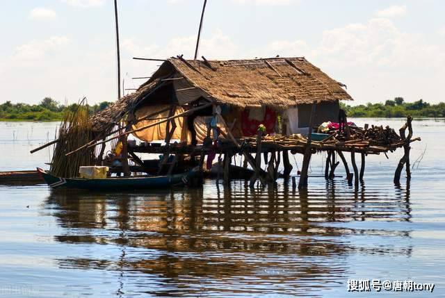 探访柬埔寨洞里萨湖的水上人家，眼前的景象着实让人心酸