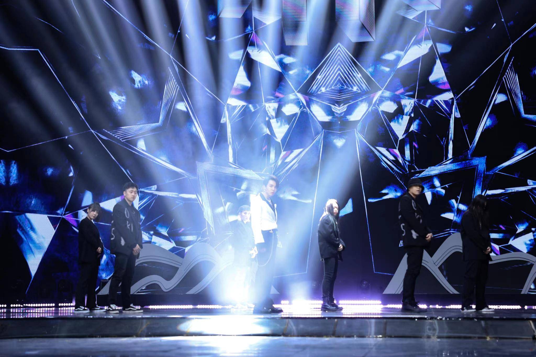 唱跳俱佳,颜值在线"春晚新秀"梁辉亮相吉视春晚