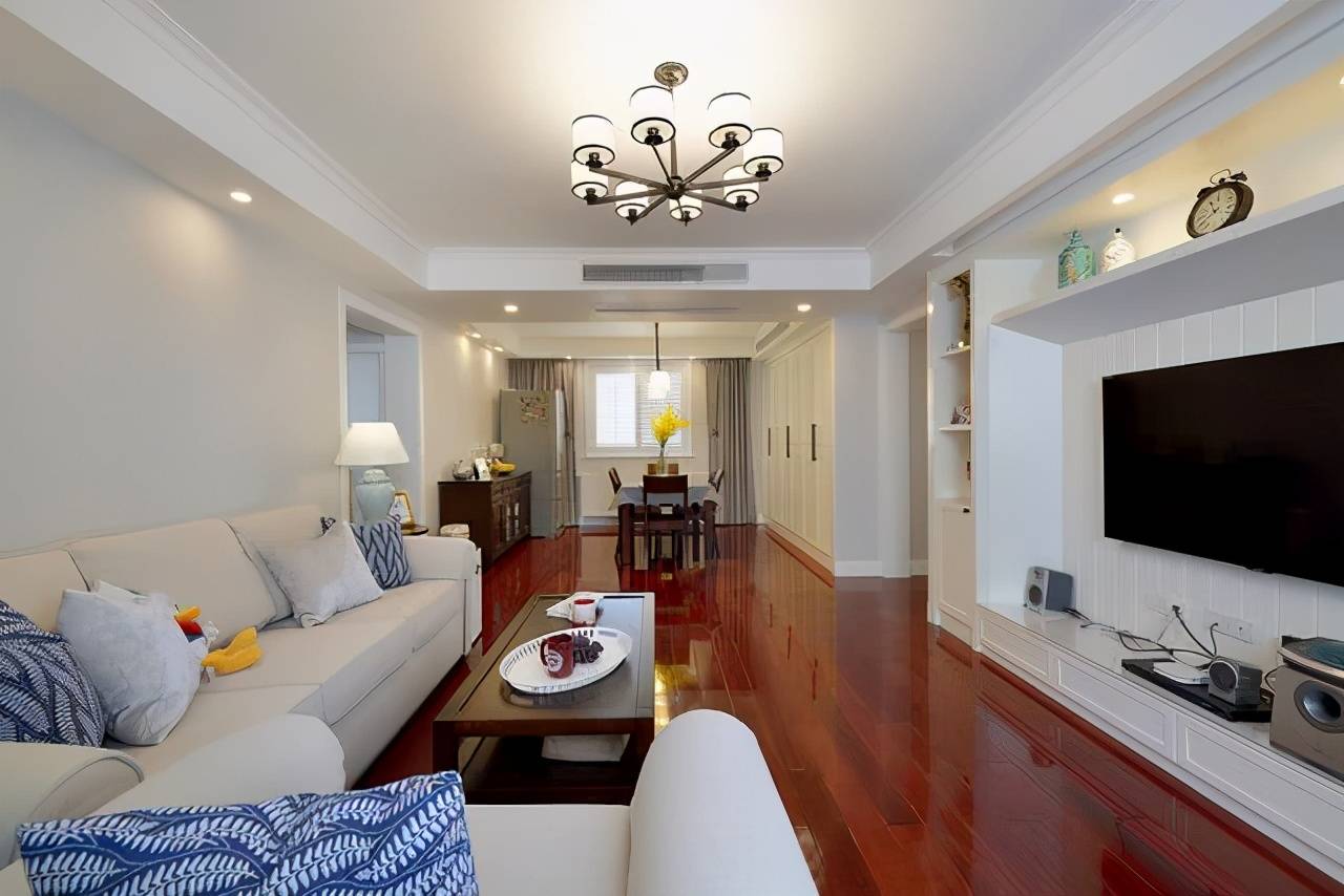 客厅地板都铺了红色的木地板,打扫干净之后还锃亮反光呐.