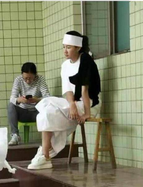 当时在王宝强妈妈离世时,她也披麻戴孝的,看来只是