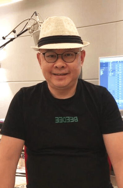 可以看出,刀郎已经成光头,带着黑框眼镜面带微笑.