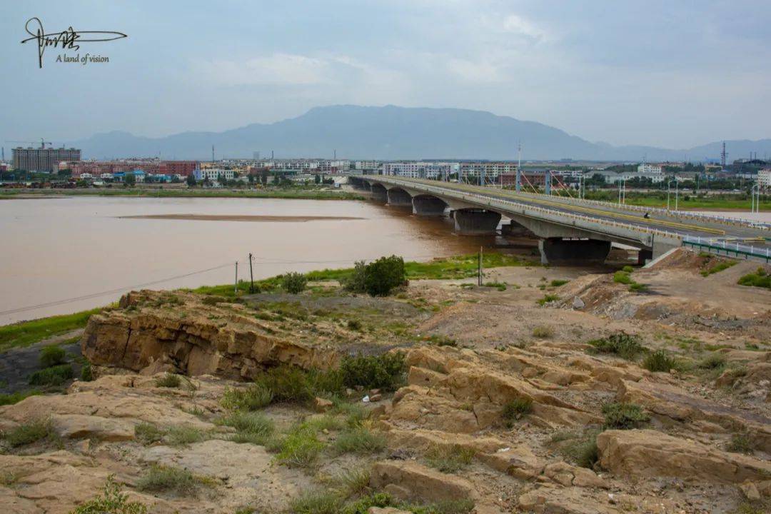 乌海市黄河边，遇见正在拆除的村落，建筑还挺有特色