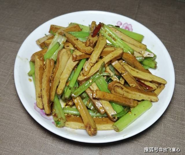 芹菜炒牛肉片怎么炒好吃又嫩窍门 70a2963679f54b0fa2595e2246dd8f63.jpeg