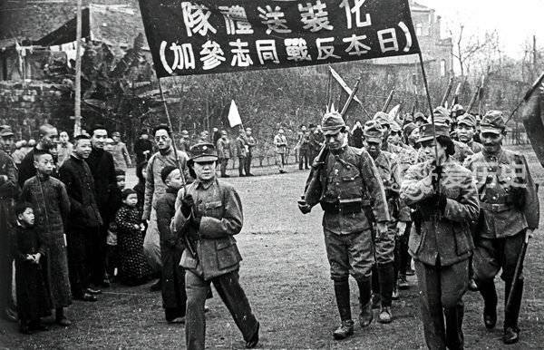 老照片抗战时重庆春节劳军大会支持抗战有钱出钱现场热火朝天