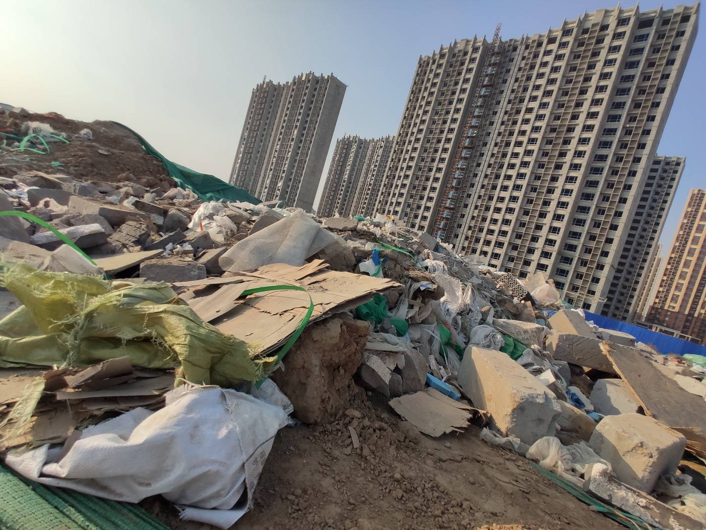 山东滨城:市西办事处建设工地黄沙漫天 垃圾飞扬如新疆沙漠