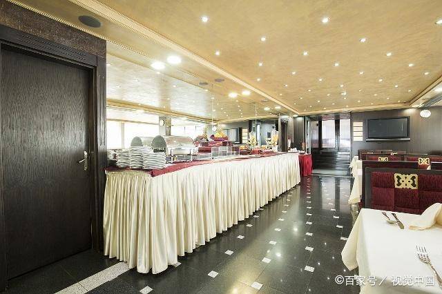 朝鲜人在欧洲开饭店，服务员先来中国干一阵，再调过去
