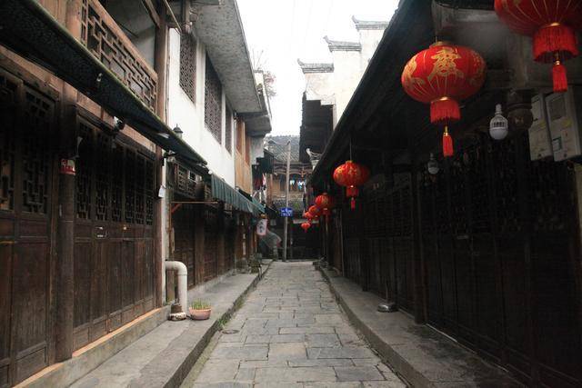湖南最有争议的网红古镇，以前是个农村，现在比凤凰古城还要火