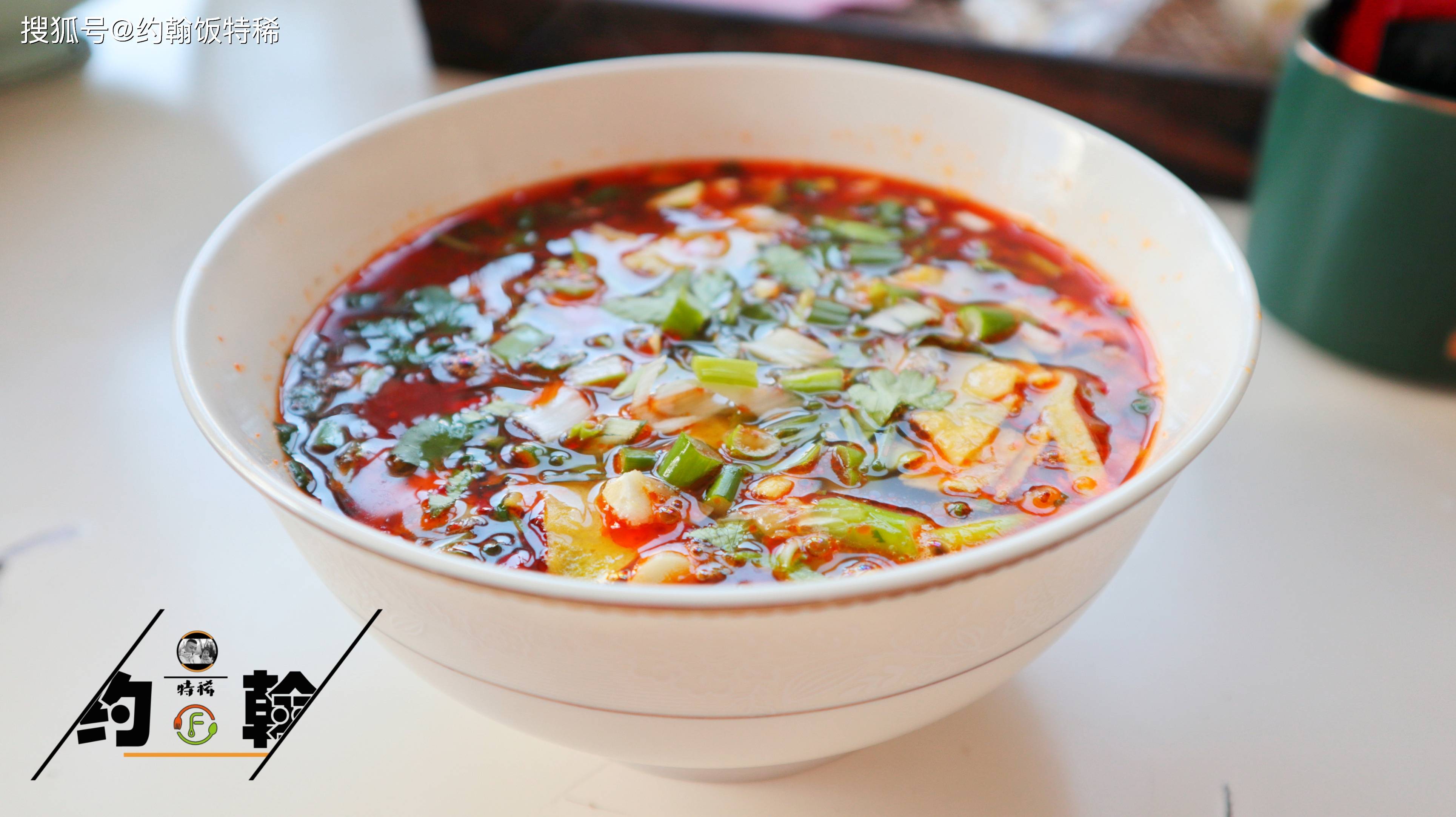 后来才知道,过年吃的浇汤面,汤底都是用肉汤调的(煮肉的汤),里面有