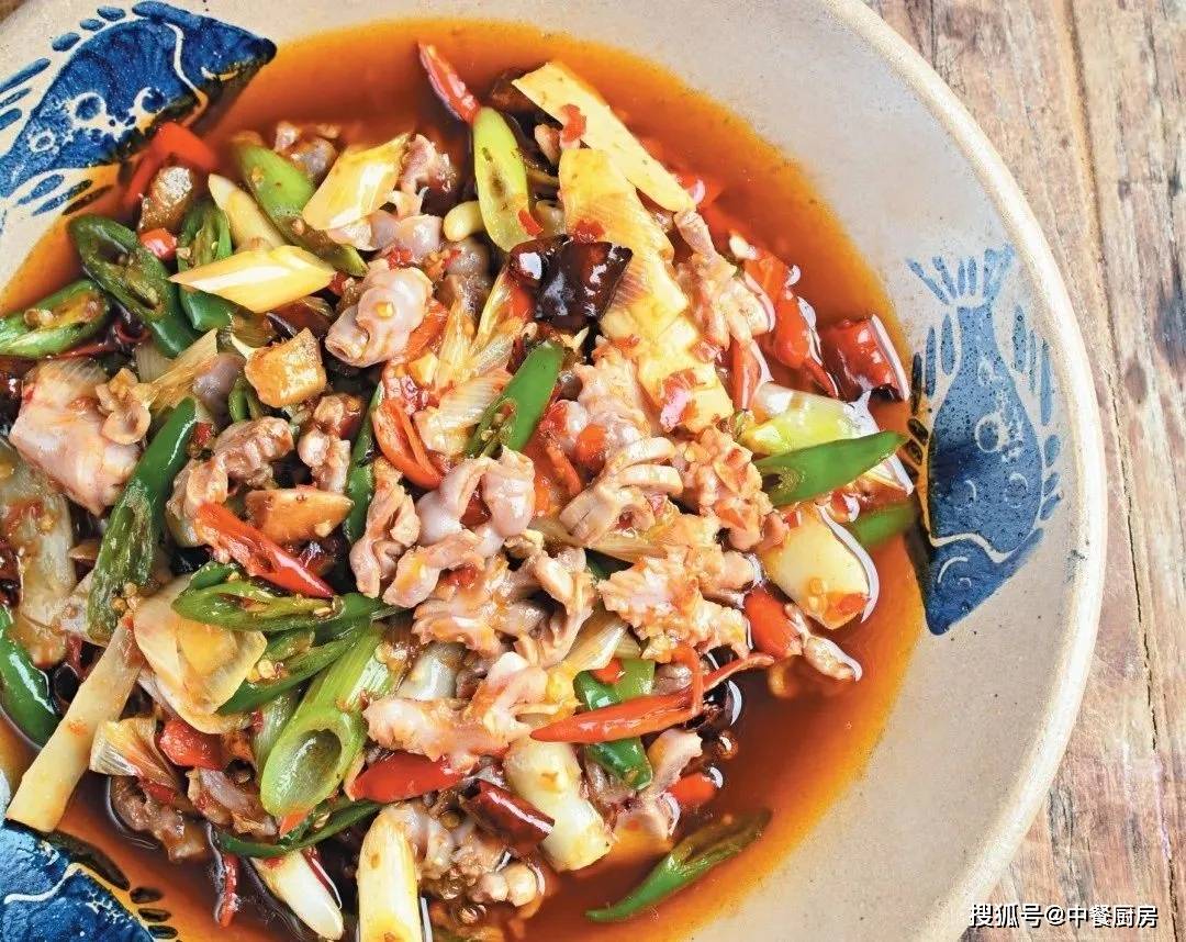 原料: 猪脆肠400克,辣椒节,泡姜片各40克,盐,豆