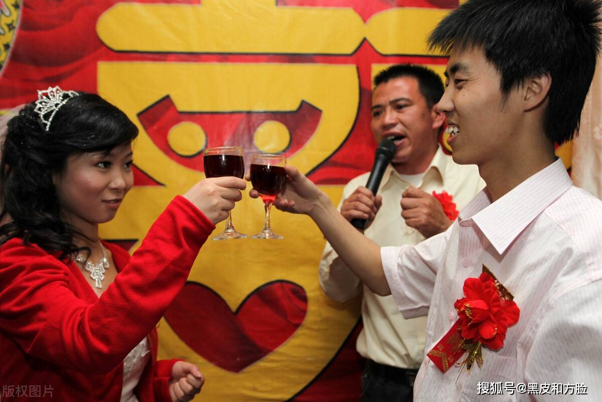 结婚6年 岳父母上门追讨彩礼 女婿一句话揭开 啃女族 遮羞布 刘成