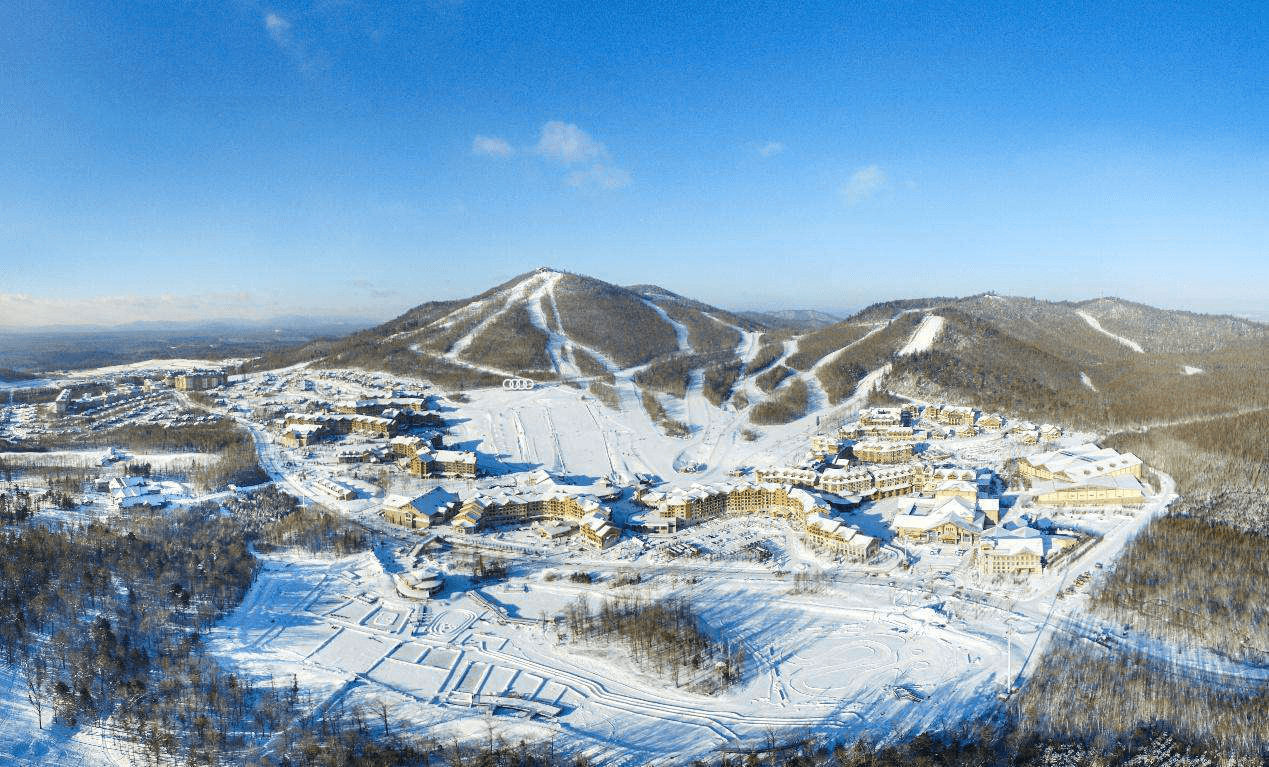 万达长白山滑雪场同时容纳8千人滑雪！这个冬天你来了吗？