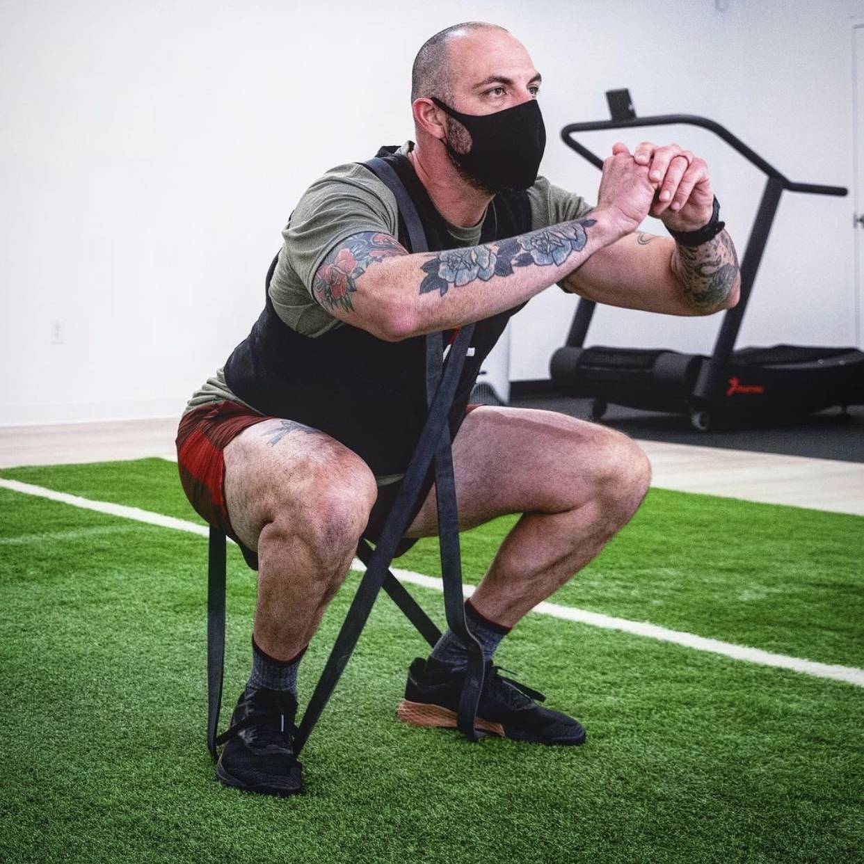 曾有一位名叫贝卡的超马运动员来tb12寻求帮助,她的小腿出现了肌肉