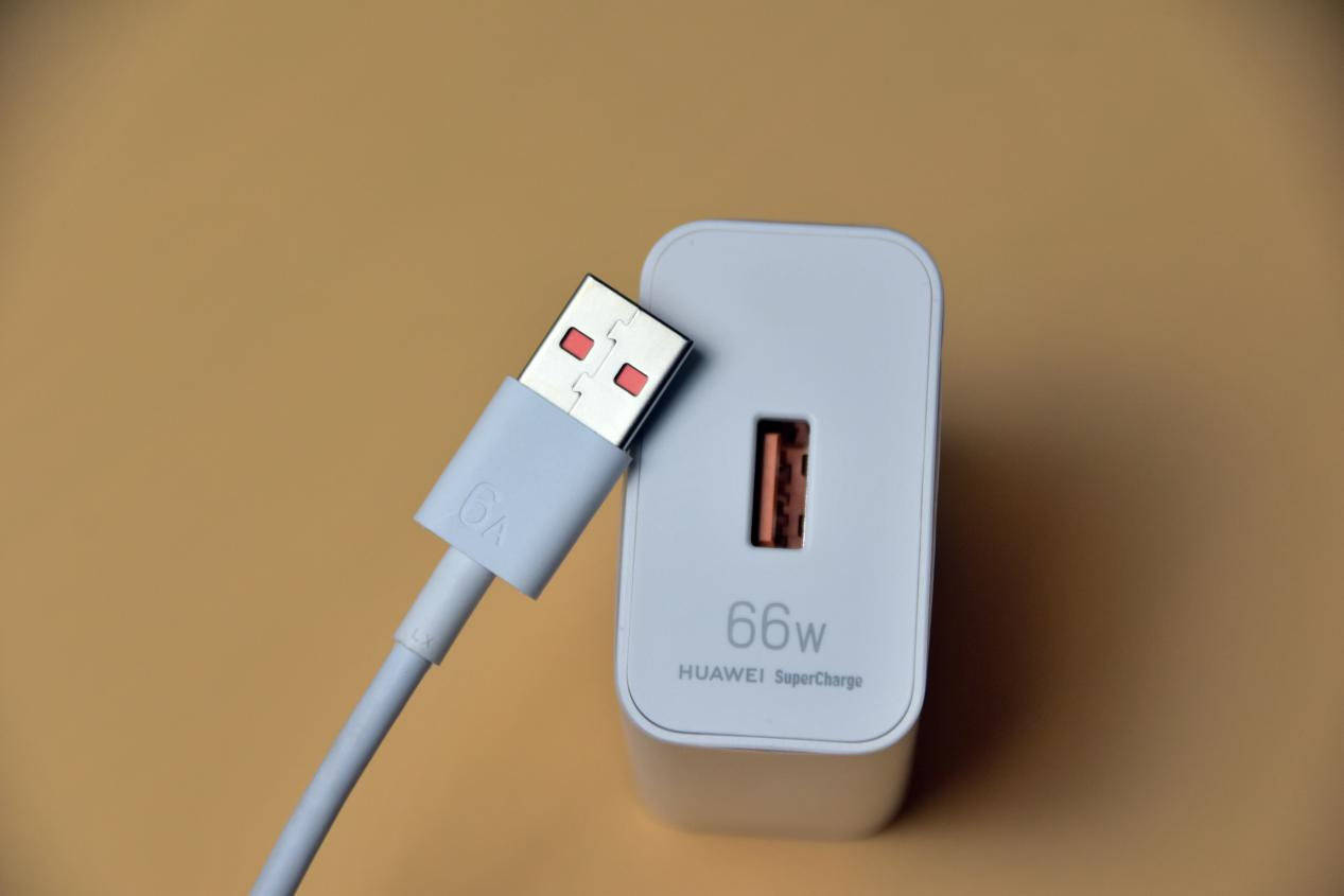 续航上,荣耀v40内置4000mah锂电池, 还标配了一根6a数据线和66w充电头