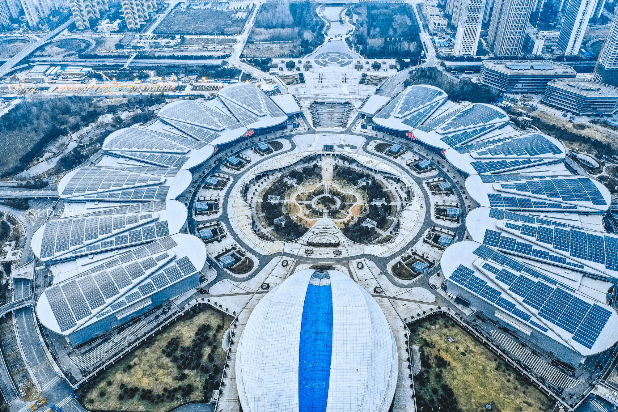 据资料显示,武汉国际博览中心是中部最大,全国第三的展览场馆,中心